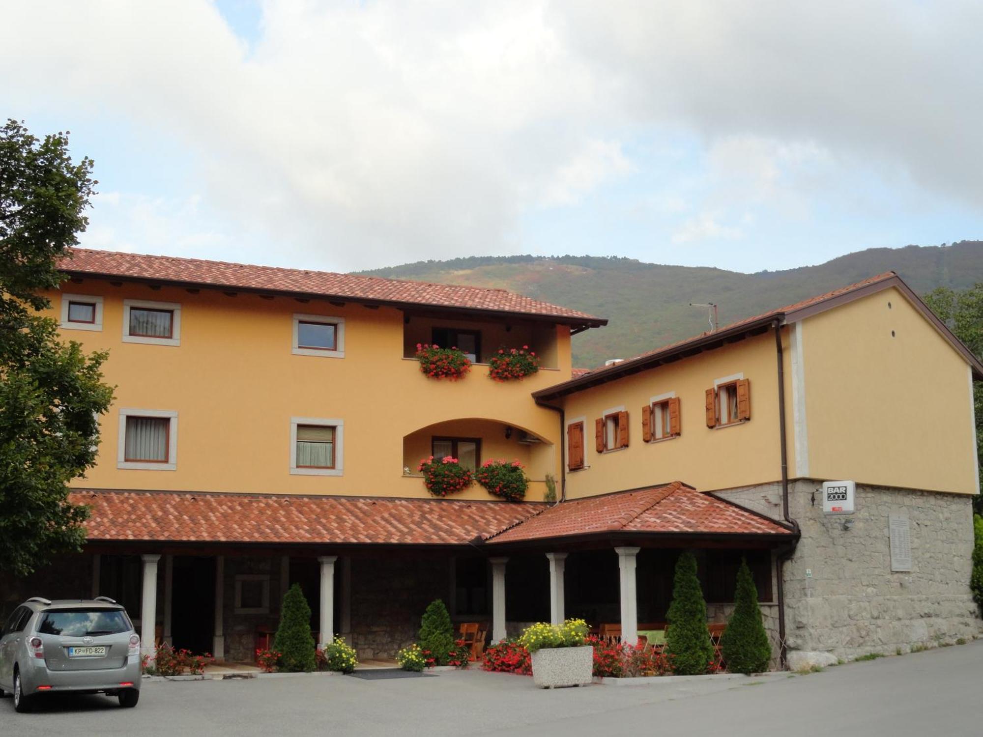 Guest House Pod Slavnikom Podgorje  Eksteriør bilde
